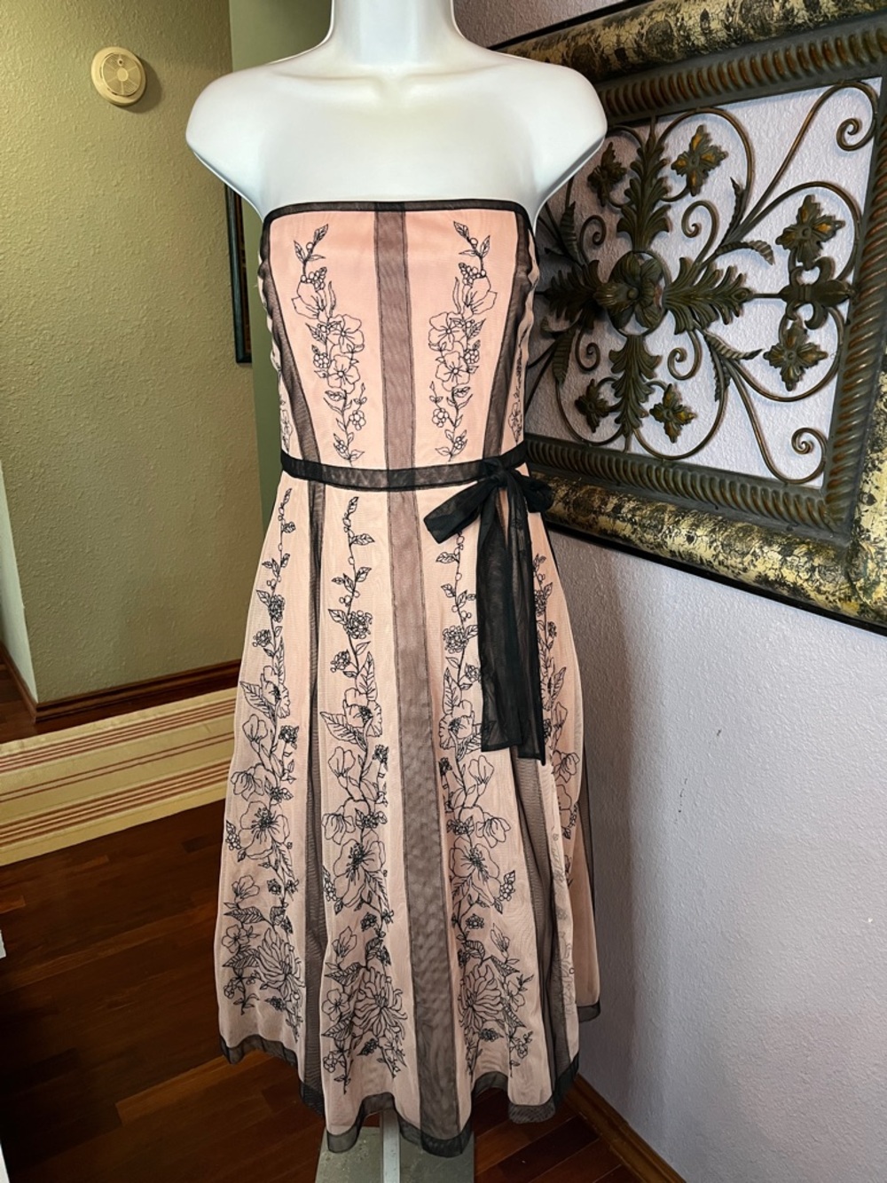 BCBGMaxAzria Strapless Pink Dress with Black Trim and Floral Embroidery Sz 4